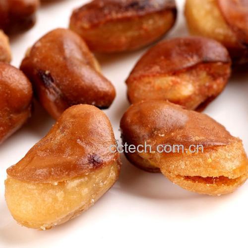 蚕豆剥皮去芽眼后风干过程特写:展示豆粒排列整齐、表皮干燥泛光泽、竹匾底部无水痕,强调‘彻底脱水’对后续油炸酥脆度的决定性影响 家庭厨房实拍:剥好去芽眼的鲜绿蚕豆仁整齐铺在竹匾上,背景可见计时器显示“已风干2小时”,豆粒表面干燥反光,无水渍残留