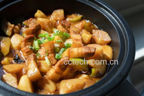 成品肉焖白不老特写盛放在白色瓷盘中