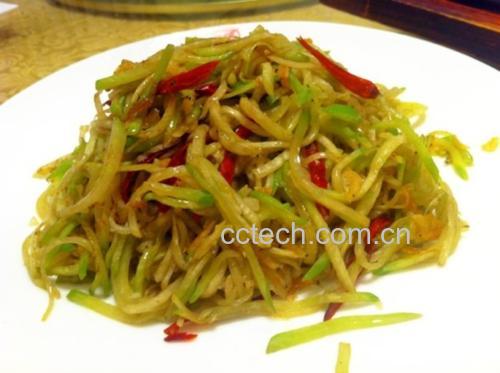 凉拌山药火龙果丝高清摆盘图,突出山药脆丝与火龙果鲜红果肉的色彩对比,酱汁光泽自然,芝麻与薄荷点缀清晰可见 凉拌山药火龙果丝特写:洁白山药细丝与鲜红火龙果菱形片交错铺陈,淋浅琥珀色酱汁,撒金黄白芝麻与墨绿薄荷叶,背景为原木砧板与竹制筷子