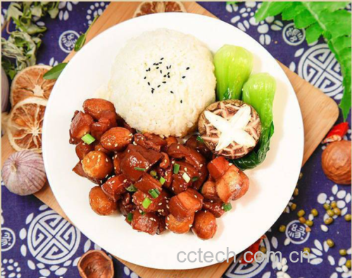 红烧肉搭配米饭和青菜