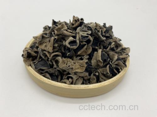 一碗热气腾腾的鸽子炖黑木耳,汤色清亮,黑木耳吸饱了鸽肉的精华 鸽子炖黑木耳成品图