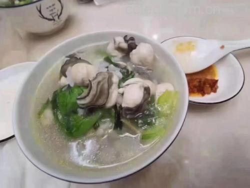 展示装在小瓶中的辣酱与烤制好的生蚝摆盘,旁边有柠檬片、香菜装饰,整体视觉美观 成品辣酱与生蚝摆盘图