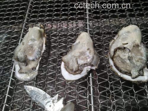 厨师正在烤制生蚝,展示其烹饪过程 生蚝料理过程