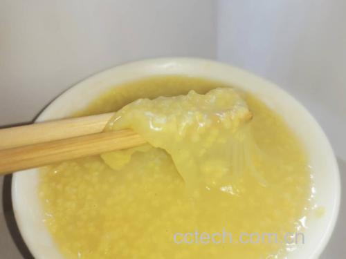 熬好的小米粥盛入瓷碗特写