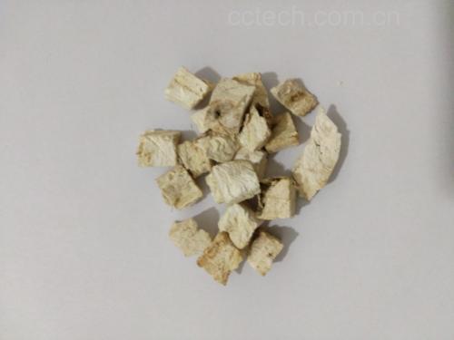图片说明:葛根切片与干燥的威灵仙根部并列展示,清晰呈现两者外观特征 葛根与威灵仙的实物图