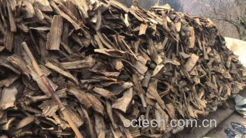 图片说明:中药砂锅中正在煎煮的葛根片与威灵仙根,蒸汽升腾,展现传统煎药场景 葛根与威灵仙煎煮过程图