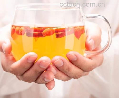 柠檬水与吸管杯