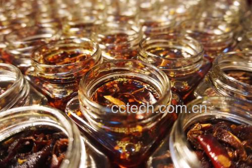 展示金栗子与白酒、冰糖等原料一起浸泡在玻璃瓶中的场景 金栗子泡酒的制作过程