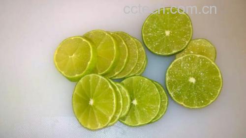 展示新鲜柠檬切片的步骤,切片厚度适中,清晰可见柠檬果肉纹理 柠檬切片展示