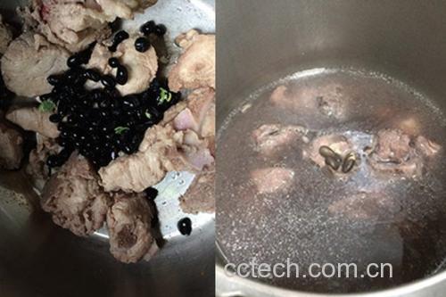 黑木耳炖排骨炖煮过程实拍 砂锅中正在炖煮的黑木耳炖排骨,汤面微微冒泡,蒸汽升腾,黑木耳与排骨清晰可见