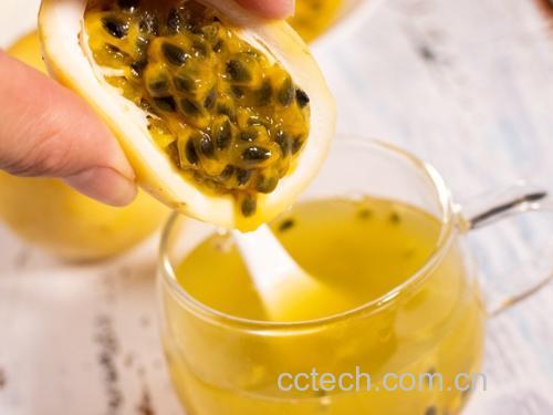 百香果茶在玻璃杯中冲泡的画面