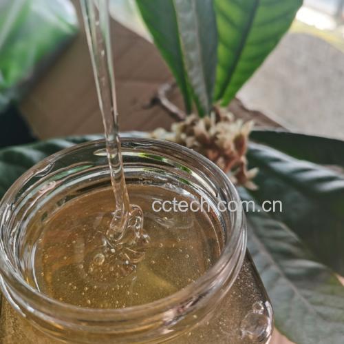展示不同品种的柠檬和蜂蜜产品,背景为自然光线下的厨房环境 新鲜柠檬与蜂蜜产品展示图