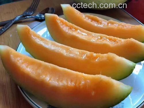 展示新鲜哈密瓜果肉切片,色泽金黄、质地细腻 哈密瓜果肉切片特写