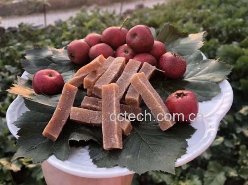 山楂食谱示意图,展示山楂与其他食材搭配的健康饮品或菜肴,适合用于介绍山楂的科学食用方法 山楂食谱示意图