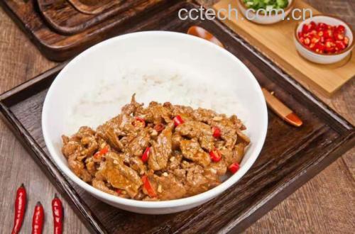 冬季餐桌上用冷冻毛豆米制作的菜肴 冷冻保存的毛豆米在冬季烹饪场景