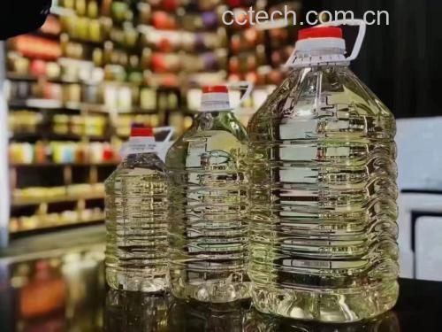俯拍高清图:玻璃摇酒器中三色液体正在剧烈摇晃,青柠汁、酱油、山茶油呈螺旋涡流状混合,器壁可见细微乳白悬浮颗粒,背景虚化 生蚝蘸料乳化过程特写