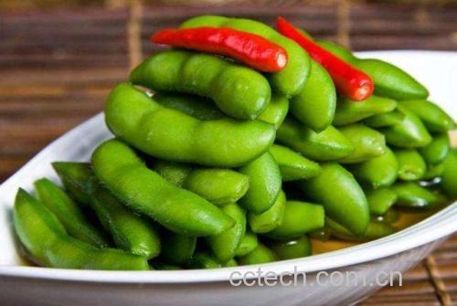 啤酒毛豆装盘图,配以香料和啤酒风味 啤酒毛豆成品图