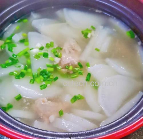 一碗热气腾腾的清汤萝卜肉圆,汤色清澈微黄,肉圆洁白圆润漂浮其中,点缀着翠绿香菜和几片胡萝卜,旁边配有红烧版本的深色肉圆特写,展现其光滑紧实的质地 成品菜肴展示图