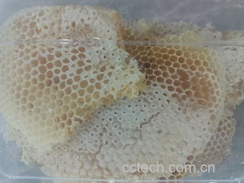 透明玻璃罐中盛放的天然蜂蜜特写