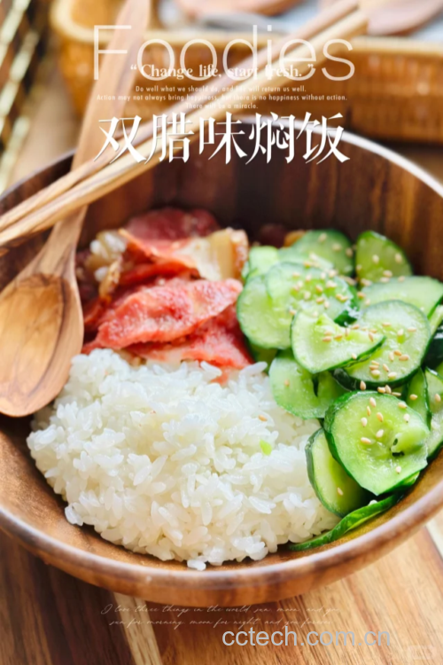 俯拍高清成品图:浅陶钵中盛满金褐相间的焖饭,可见完整翠绿蒜薹段、半透明琥珀色腊肠片嵌于油亮米粒间,表面泛自然光泽,边缘略带锅巴焦香,撒有细葱花与白胡椒粒 成品蒜薹腊肠焖饭特写