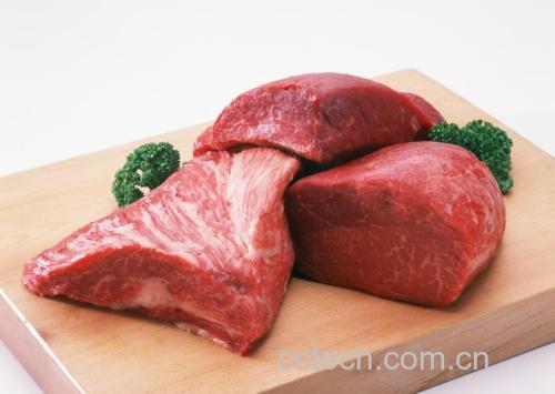 新鲜大葱与牛肉、猪肉摆放在案板上,准备开始切配 大葱与生牛肉、猪肉摆盘图