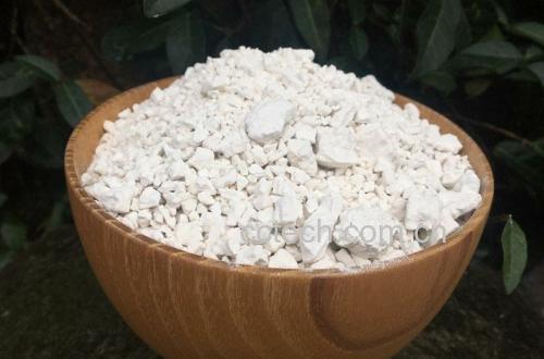 一碗金黄色的红薯泥,旁边放着小勺子,适合婴幼儿食用 婴儿碗中盛放着金黄色红薯泥