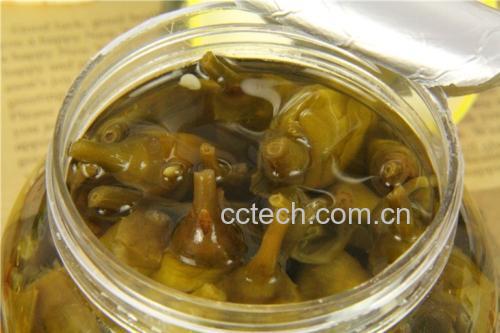 辣椒装入玻璃罐并撒上盐后封口的画面 腌制辣椒封存过程