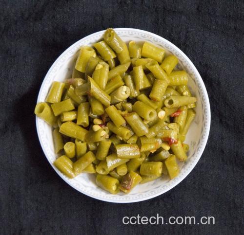 腌制好的豆角摆盘展示,旁边配有米饭和炒菜 腌豆角美食拼盘