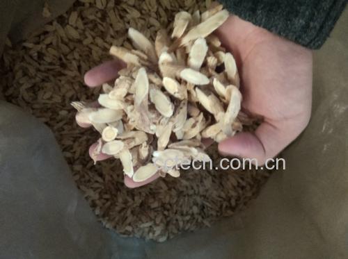 黄芪与红芪的外观对比,展示其颜色、质地等区别 黄芪与红芪对比图