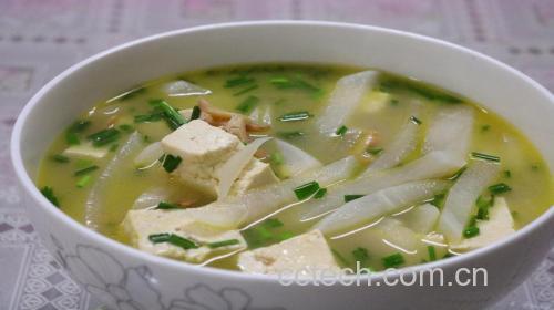 红皮萝卜炖豆腐成品图