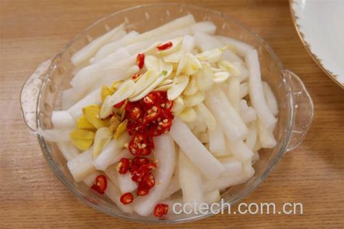 蒸熟的葛根摆盘与蘸料搭配