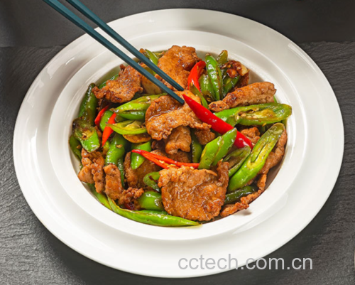 红烧肉与小米椒一同炖煮