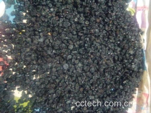 清洗干净的夏黑葡萄摆放在盘中