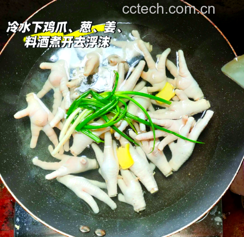 高丽参与鸡肉焯水过程