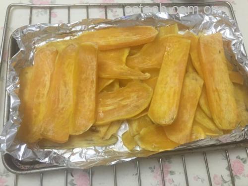 家庭厨房中用锡纸包裹烟薯进行烤制的过程图