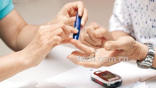 一位中年女性手持血糖仪,正在指尖采血检测血糖,桌上放着一块切好的芒果和一份饮食记录表