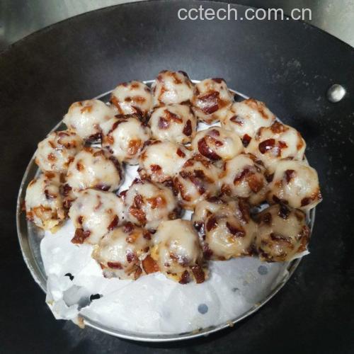 淮山药红枣蒸糕成品特写:金棕色圆形蒸糕完整脱模,表面光滑微裂纹,切开露出细腻蜂窝结构与深红色枣粒