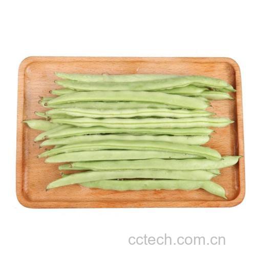 粉葛与新鲜扁豆摆放在木质砧板上，旁边配有小刀和削皮器，背景为厨房台面