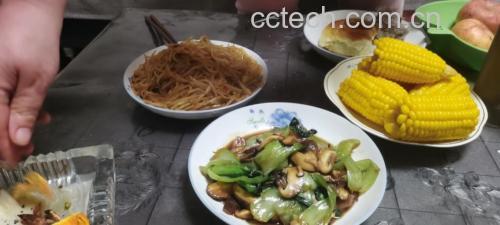 家庭厨房场景中的玉米料理搭配图