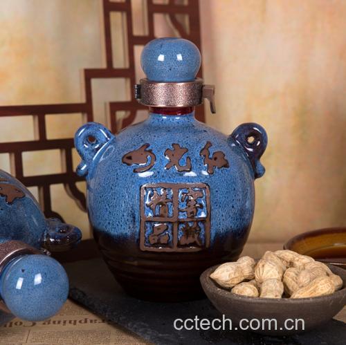 五加青皮核桃酒成品与美食搭配场景：白瓷小盏盛琥珀色酒液，旁置青瓷碟盛放三颗晶莹汤圆与枸杞桂花，背景虚化处可见蒸锅氤氲热气与手写“春养肝·夏补肾”节气食养标签