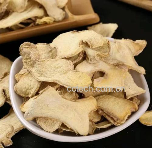 家庭厨房中使用风干姜的场景图