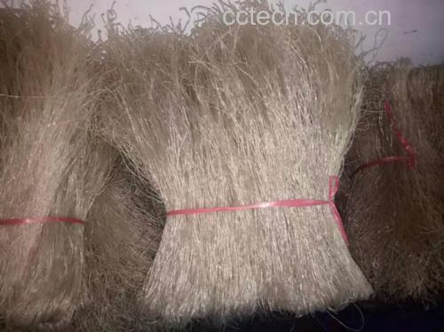 厨房实操场景:厨师左手持锅柄猛力颠锅,右手执锅铲快速划散红薯粉条,锅中粉条在烈火红油中翻飞蓬松,背景可见泡椒坛与红薯粉包装袋(标注“安岳·非转基因红薯”)