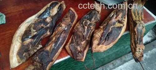 蒸腊肠特写：3根广式腊肠平铺于竹蒸笼中，表面微泛琥珀色油光，底部有少量透明渗出液，蒸汽正从笼缝轻盈升腾