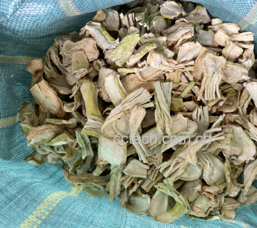 实验室检测场景:白色操作台上摆放透明玻璃培养皿,内有均匀分布的乳酸菌菌落(MRS琼脂培养基),旁置标有‘泡椒萝卜样品’的离心管与数字温度计