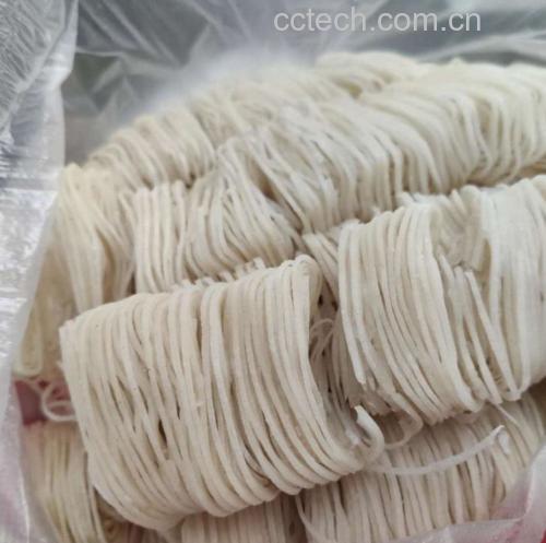 花饽饽寿桃的三种彩色面团正在被揉合