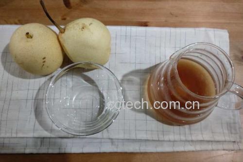 成品泡酸梨在透明玻璃罐中的特写