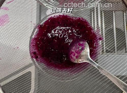 酸梨汁过滤与装瓶场景