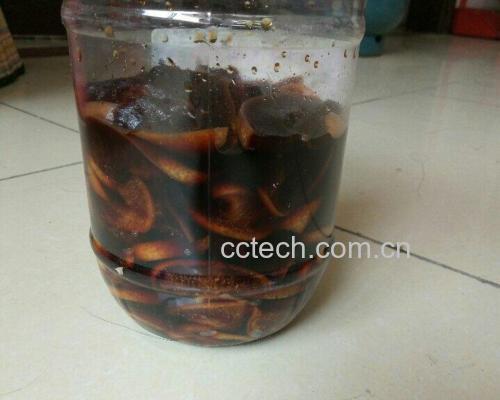 玻璃罐中正在腌制的沙梨酸