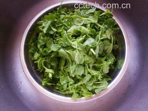 家庭厨房中正在用锅焯煮青豌豆的场景