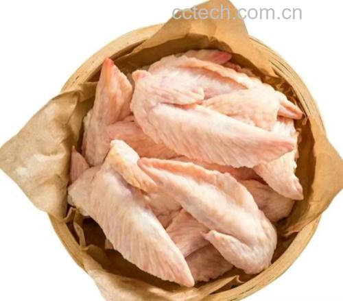 平底锅中正在煎制的鸡腿